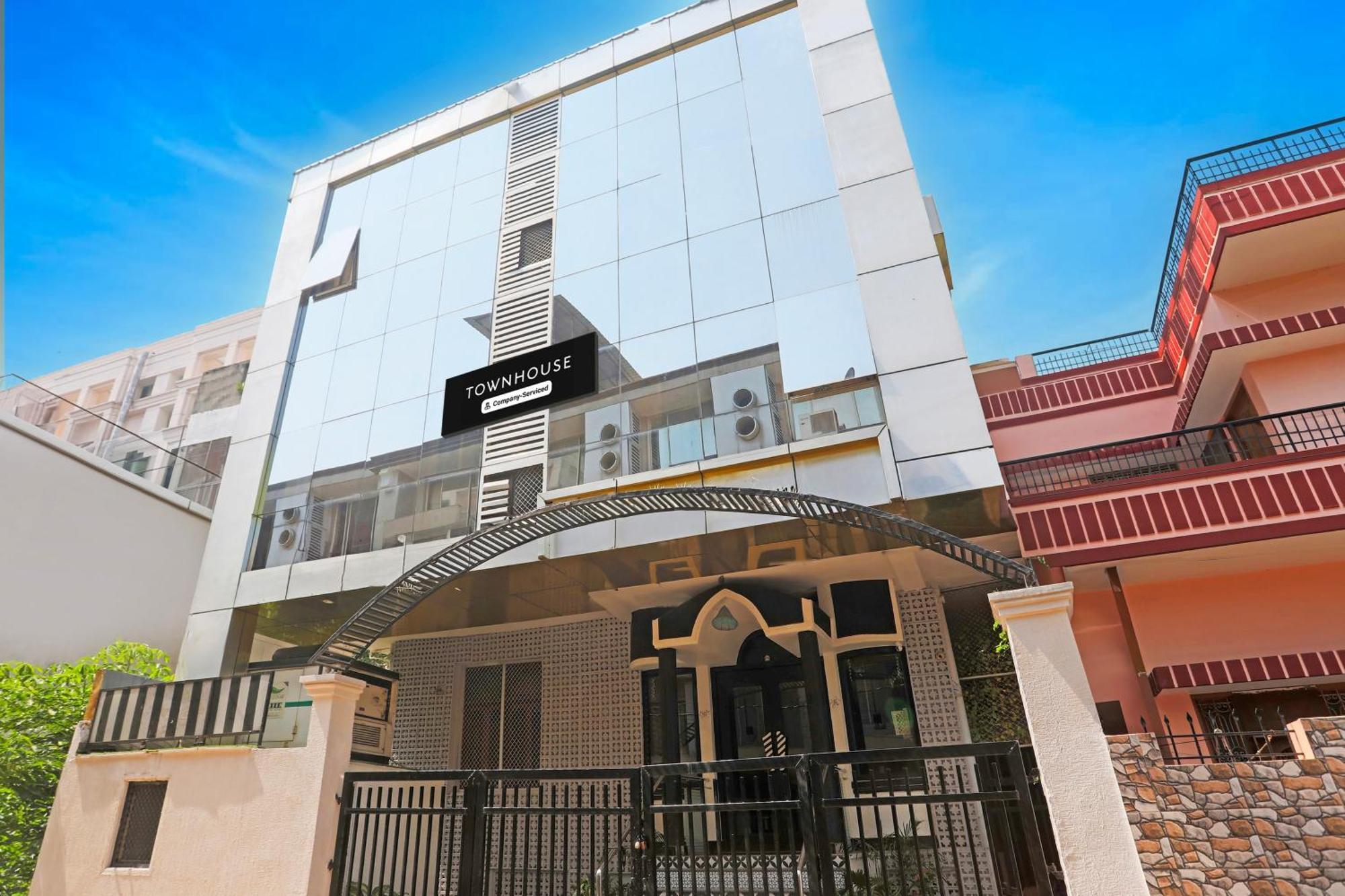 Super Townhouse Cantonment Varanasi Formerly Sarin Inn Bagian luar foto